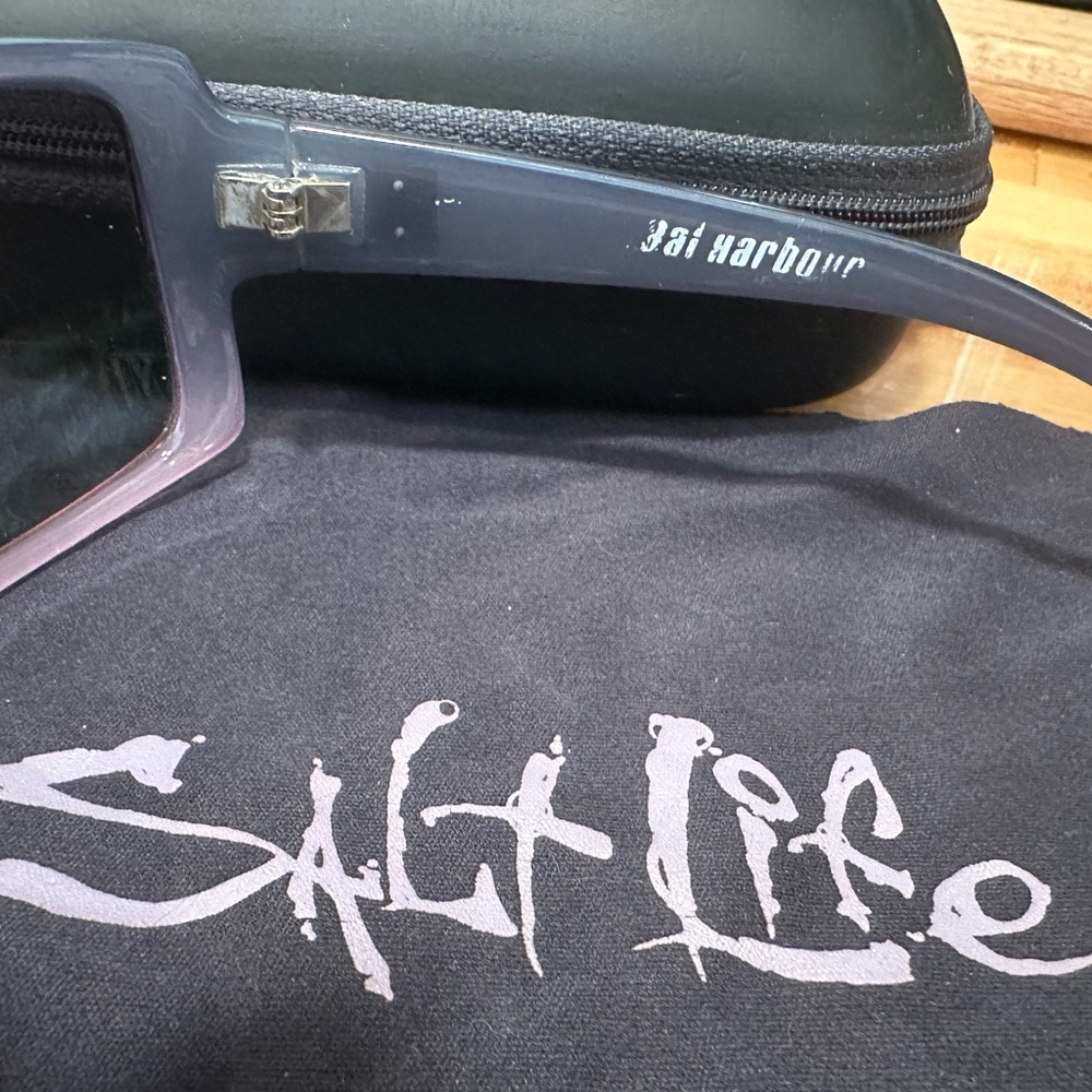 Salt Life BalHarbour woman’s Polarized Black and Purple Sunglasses with Case - Picture 4 of 5